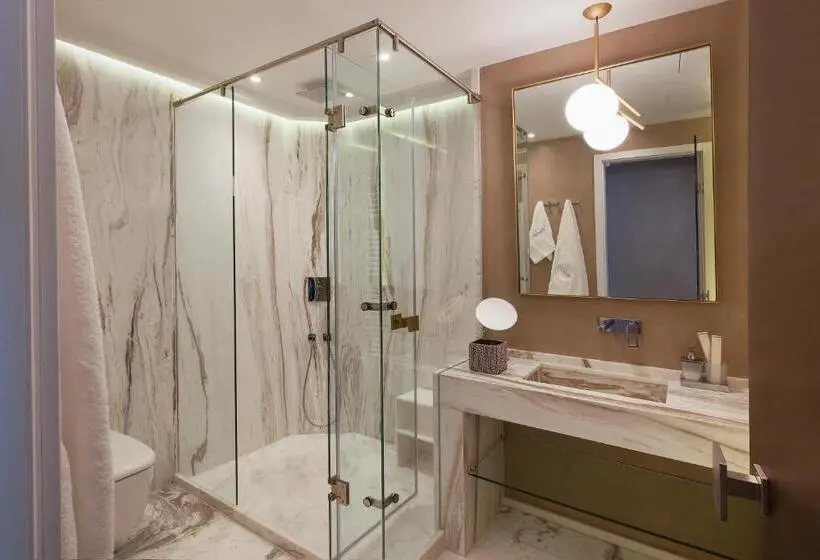 Master Suite avec Vues, Consolato Boutique