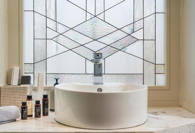 ベーシックルーム, Consolato Boutique