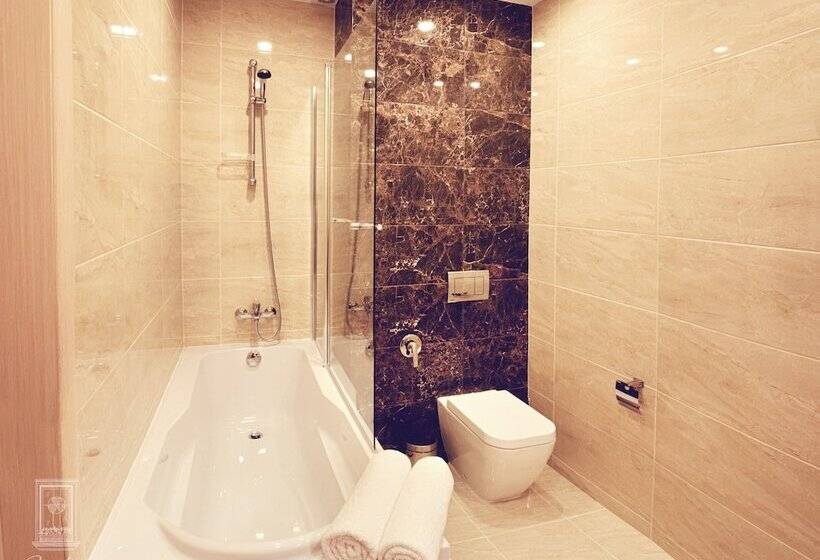 اتاق استاندارد, Familion Apart