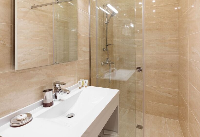 اتاق استاندارد, Familion Apart