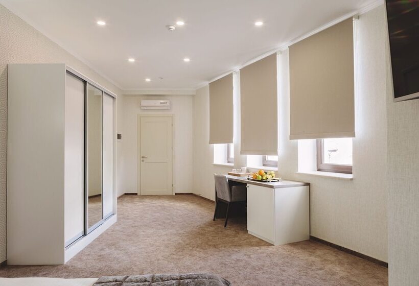 اتاق استاندارد تودرتو, Familion Apart