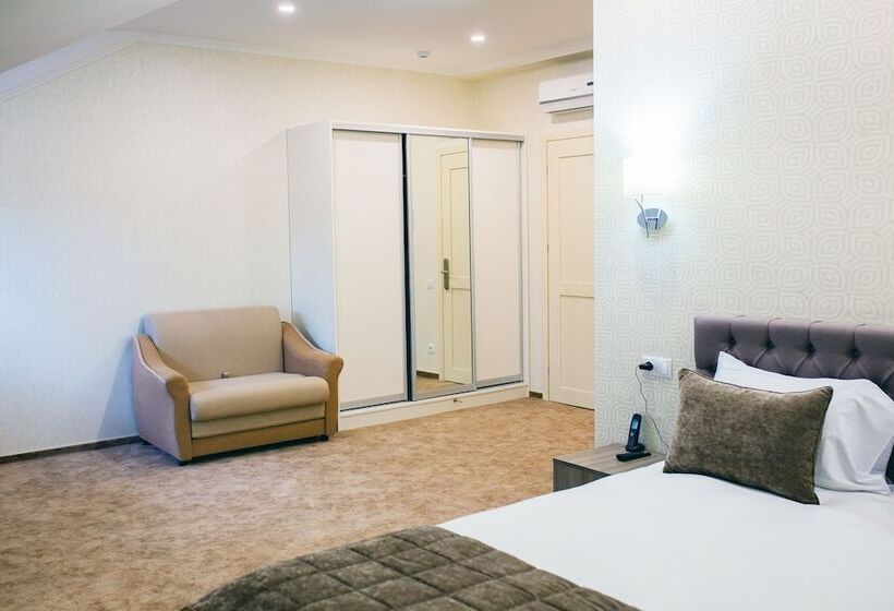 اتاق استاندارد, Familion Apart