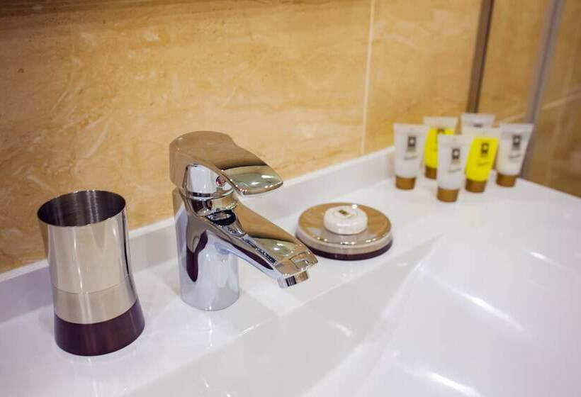 اتاق استاندارد, Familion Apart