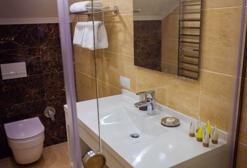 اتاق استاندارد, Familion Apart