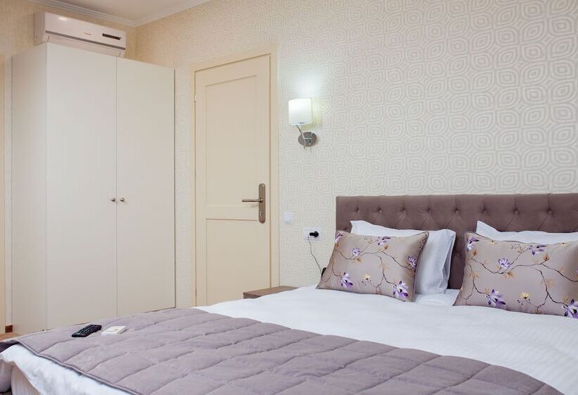 اتاق استاندارد, Familion Apart