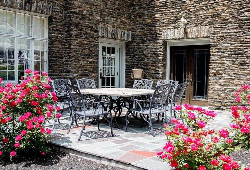 جناح, The Manor On Front