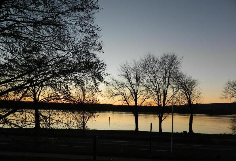 جناح, The Manor On Front