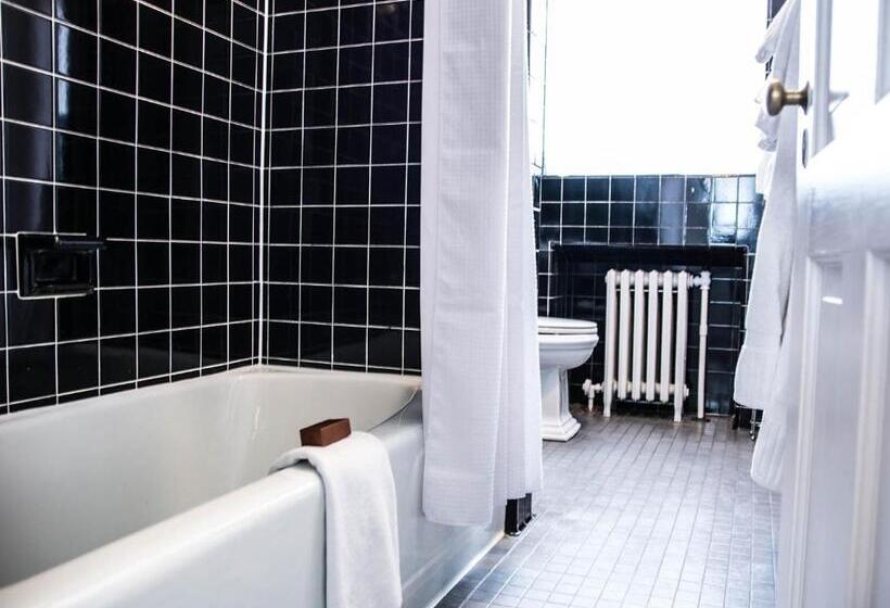 جناح, The Manor On Front