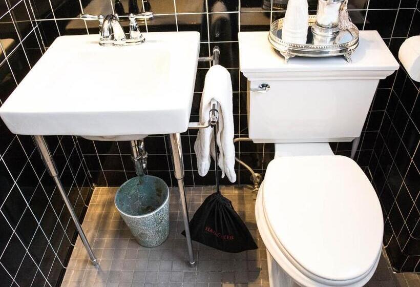 جناح, The Manor On Front