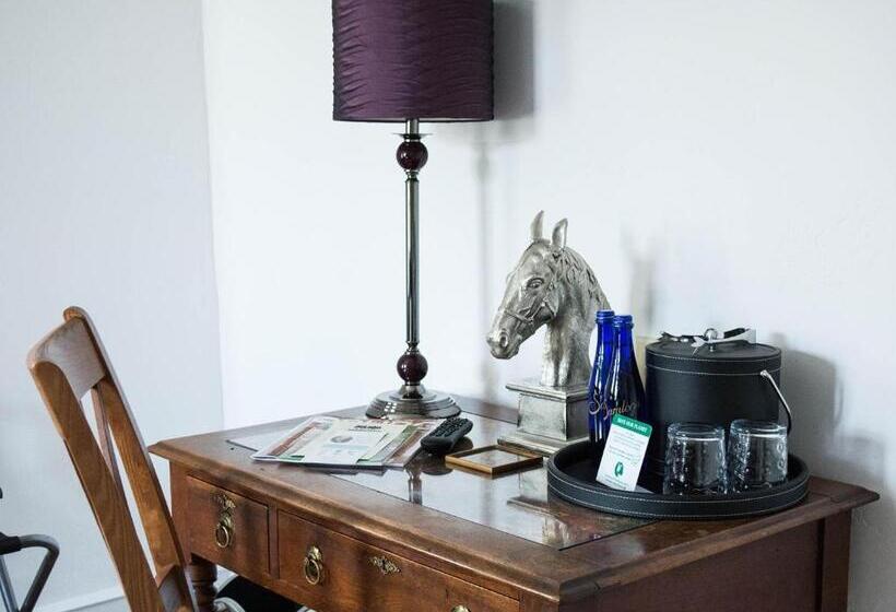 جناح, The Manor On Front