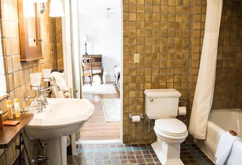 جناح, The Manor On Front