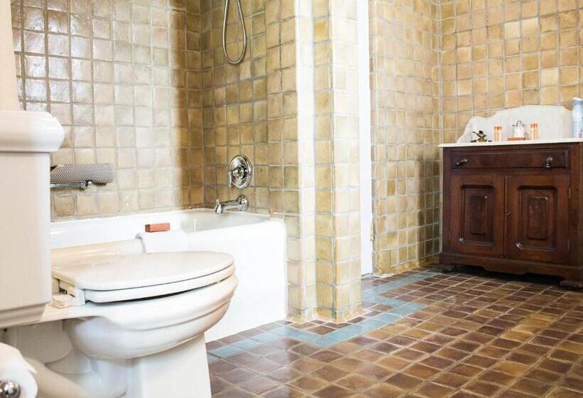 جناح, The Manor On Front