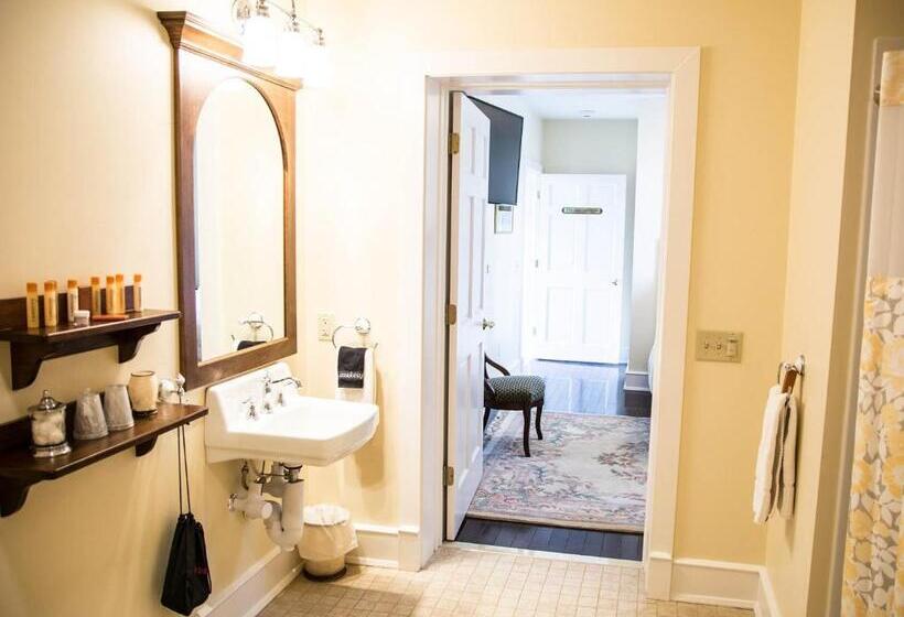 جناح مطلّ علي الحديقة, The Manor On Front