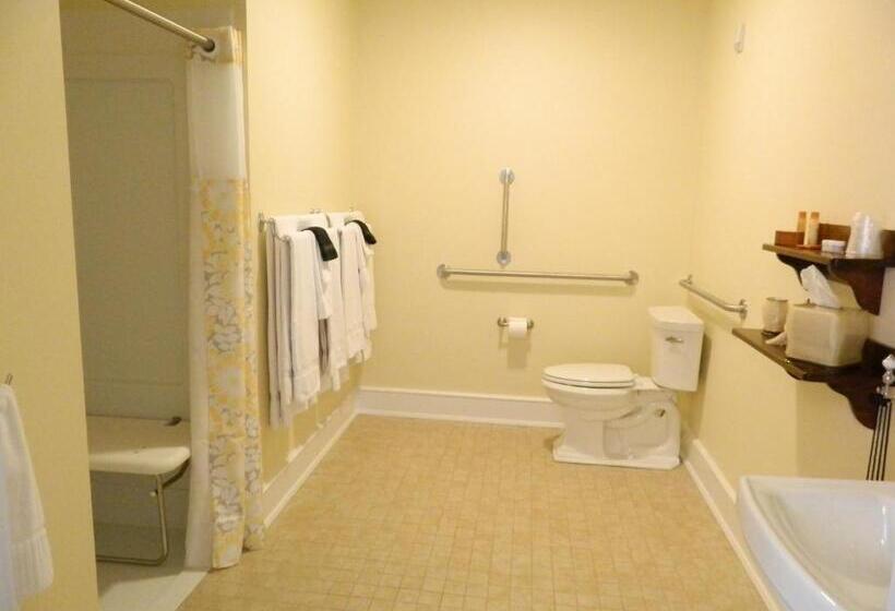 جناح مطلّ علي الحديقة, The Manor On Front