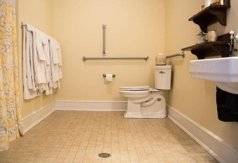 جناح مطلّ علي الحديقة, The Manor On Front