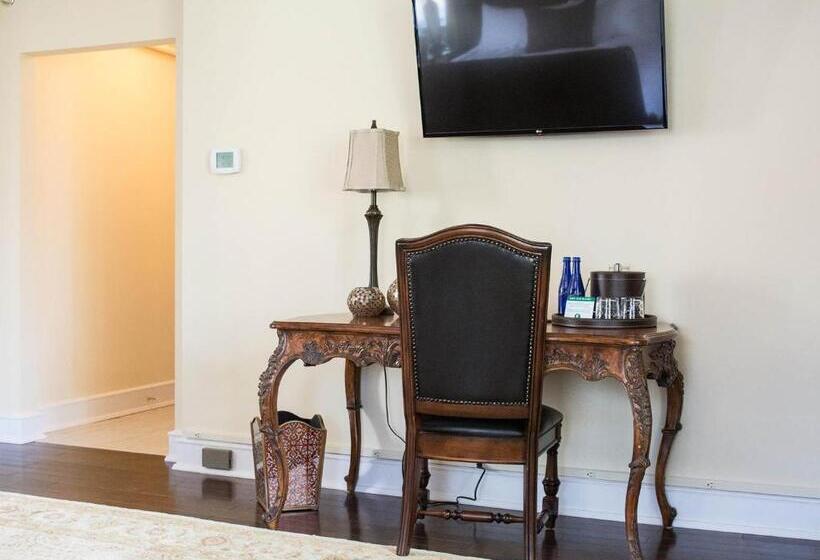 جناح مطلّ علي الحديقة, The Manor On Front