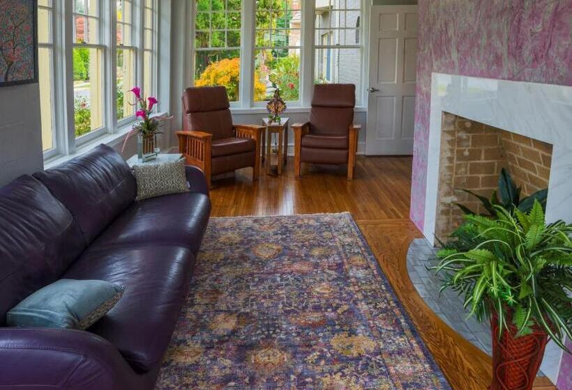 جناح مطل على البحر, The Manor On Front