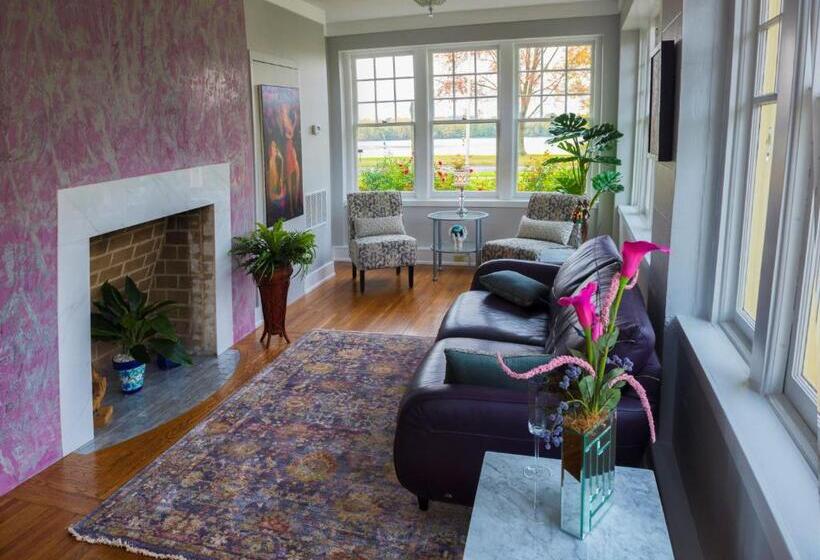 جناح مطل على البحر, The Manor On Front