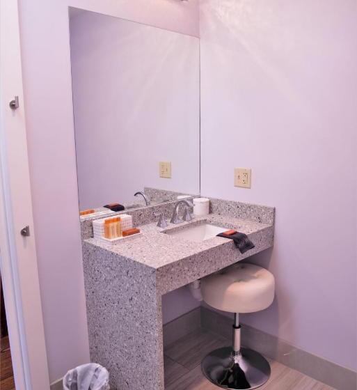 جناح مطل على البحر, The Manor On Front