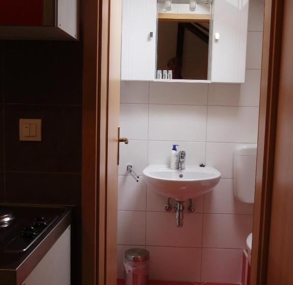 استودیوی استاندارد, Guest House Klaudija