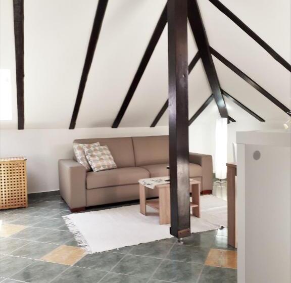 استودیوی استاندارد, Guest House Klaudija