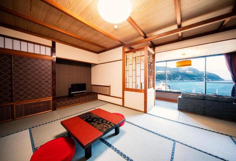 غرفة عائلية, Inatori Akao