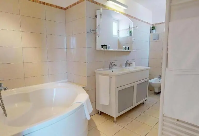اتاق لوکس, Riva Apartments