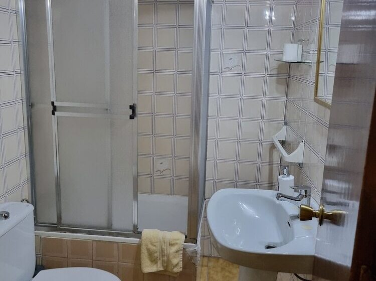 اتاق استاندارد سه نفره, Pension Javier