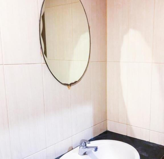 غرفة ديلوكس, Reddoorz At Hotel Gajah Mada Palu