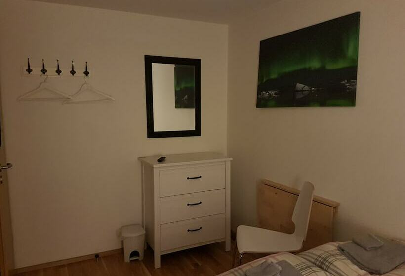 اتاق پایه با سرویس بهداشتی مشترک, House On The Hill