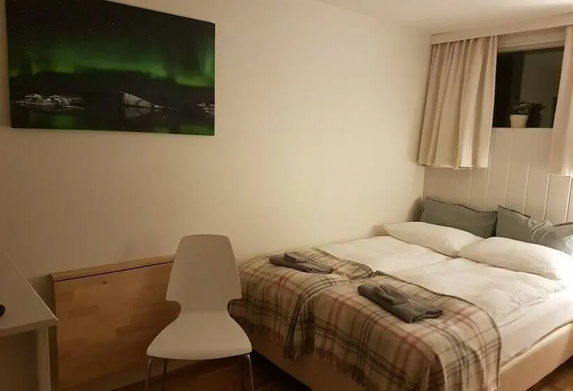 اتاق پایه با سرویس بهداشتی مشترک, House On The Hill