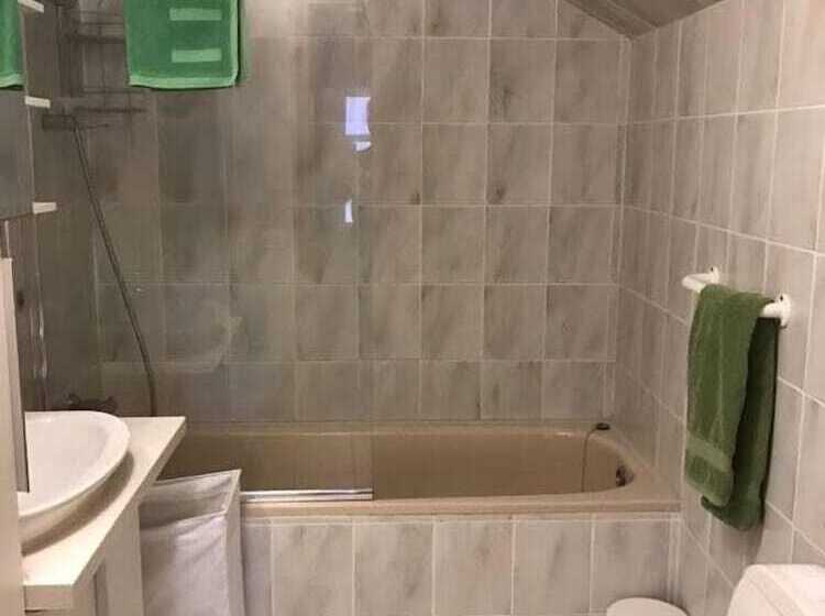 اتاق پایه با سرویس بهداشتی مشترک, House On The Hill