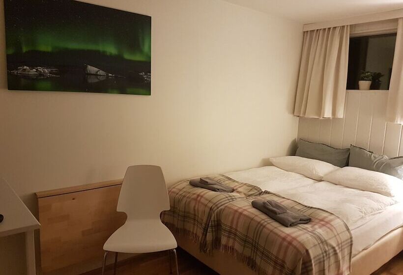 اتاق پایه با سرویس بهداشتی مشترک, House On The Hill