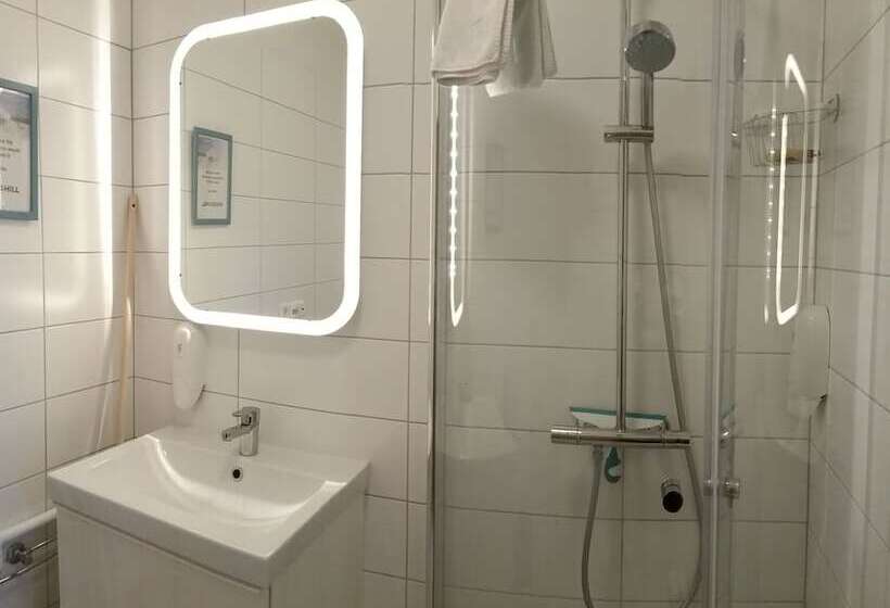 اتاق استاندارد با سرویس بهداشتی مشترک, House On The Hill