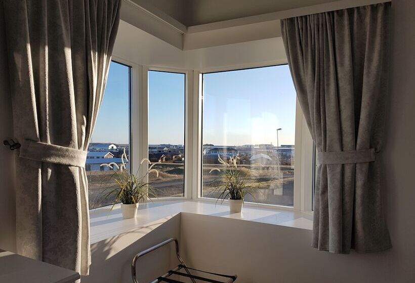 اتاق استاندارد با سرویس بهداشتی مشترک, House On The Hill