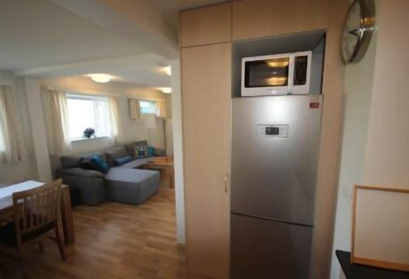 آپارتمان 1 خوابه, House On The Hill