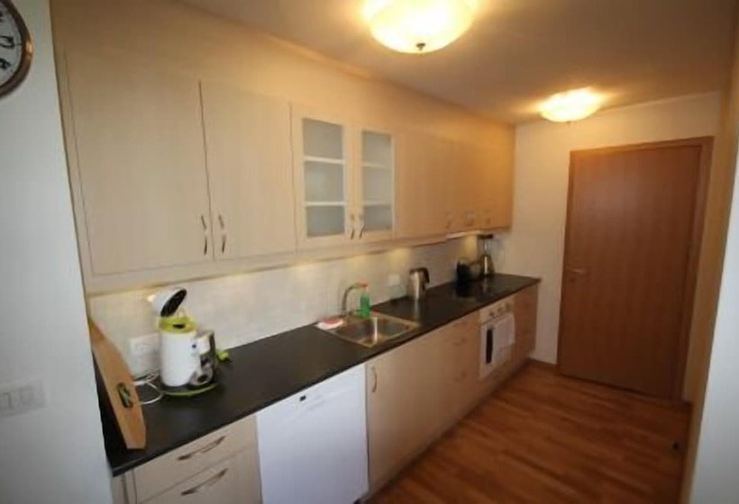 آپارتمان 1 خوابه, House On The Hill