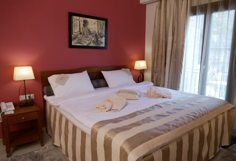 חדר דלוקס לשלושה, Rodovoli