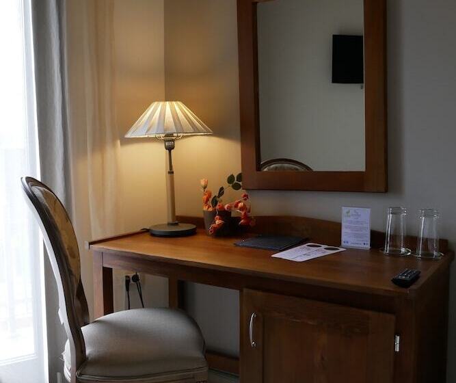 חדר דלוקס לשלושה, Rodovoli