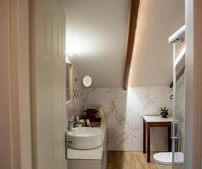 סוויטת ג'וניור, Rodovoli