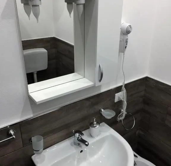 Habitación Estándar, Case Saniela