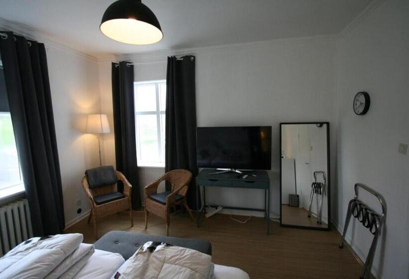 اتاق استاندارد با چشمانداز باغ, Riverside Hostel