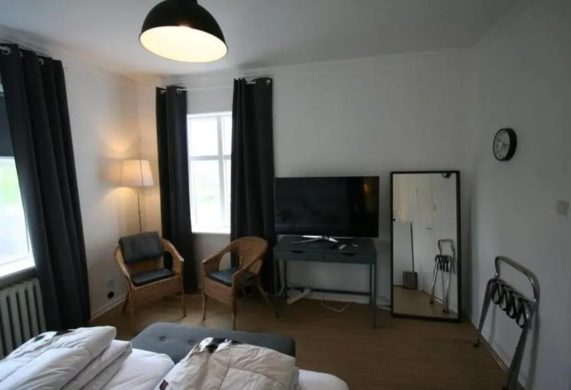 اتاق استاندارد با چشم‌انداز باغ, Riverside Hostel