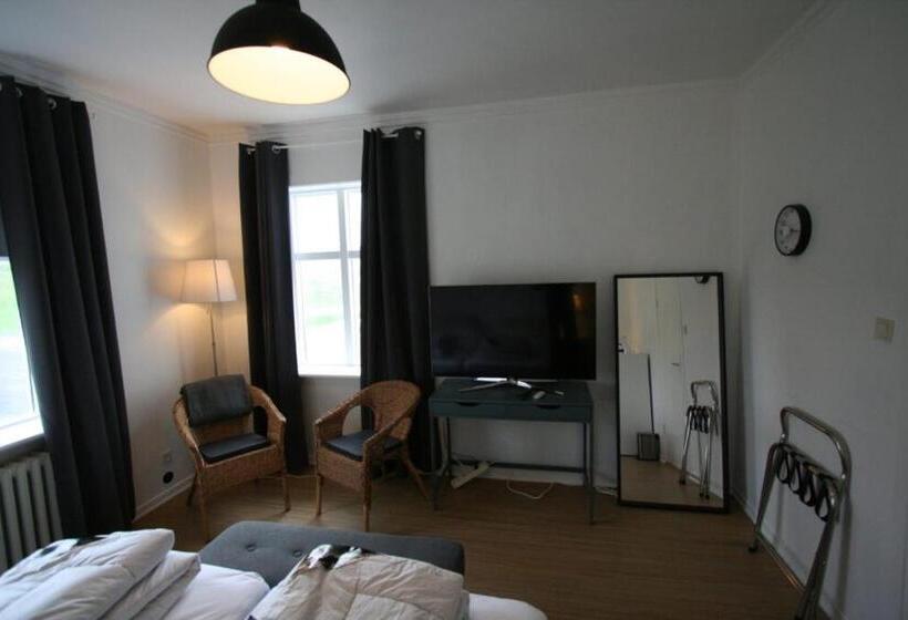 اتاق استاندارد با چشم‌انداز باغ, Riverside Hostel