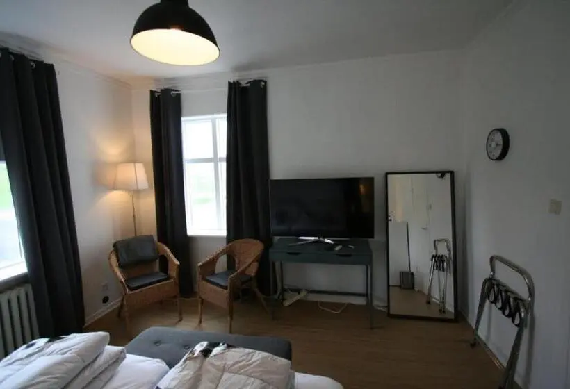 اتاق استاندارد با چشم‌انداز باغ, Riverside Hostel