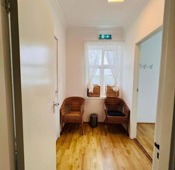 اتاق استاندارد با سرویس بهداشتی مشترک, Riverside Hostel