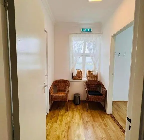 اتاق استاندارد با سرویس بهداشتی مشترک, Riverside Hostel