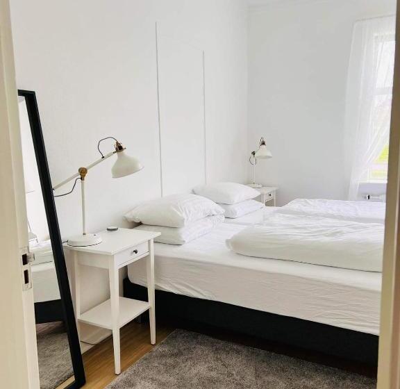 اتاق استاندارد با سرویس بهداشتی مشترک, Riverside Hostel