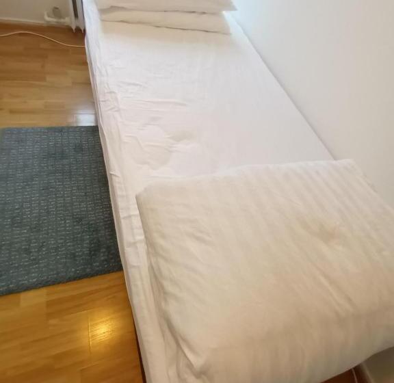 اتاق استاندارد یک نفره, Riverside Hostel