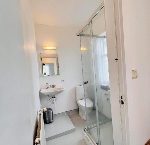 اتاق استاندارد با سرویس بهداشتی مشترک, Riverside Hostel